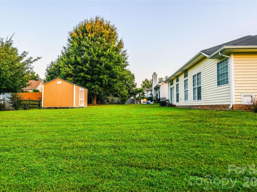 10132 Ashley Farm Drive, Matthews, NC 28105.  MLS# CAR4398973, YatesRealty ID 36630. 