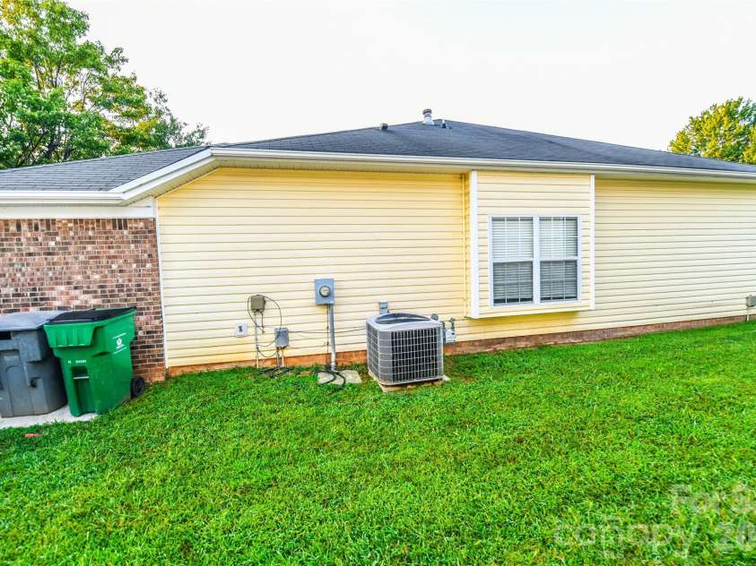 10132 Ashley Farm Drive, Matthews, NC 28105.  MLS# CAR4398973, YatesRealty ID 36630. 