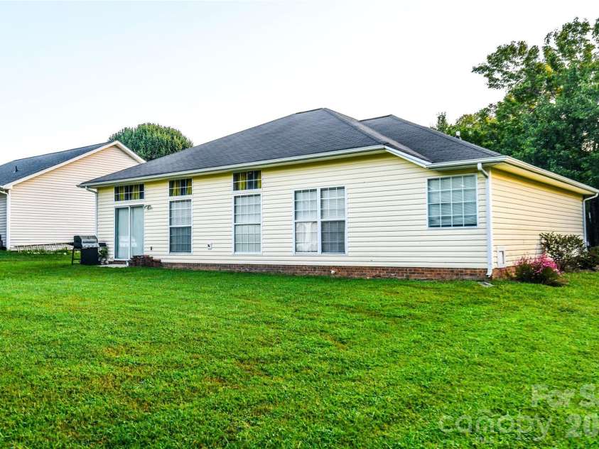 10132 Ashley Farm Drive, Matthews, NC 28105.  MLS# CAR4398973, YatesRealty ID 36630. 