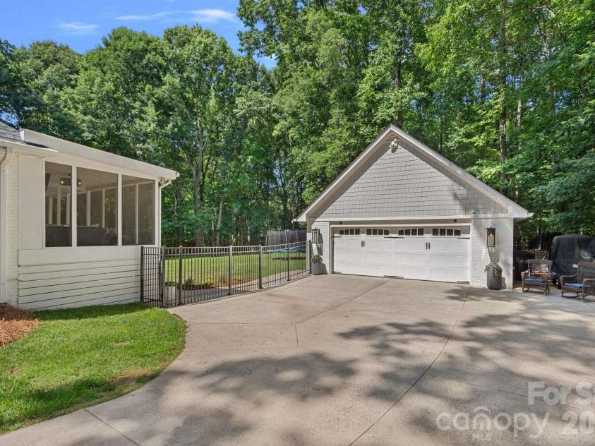 2700 High Ridge Road, Charlotte, NC 28270.  MLS# CAR4400738, YatesRealty ID 36633. 