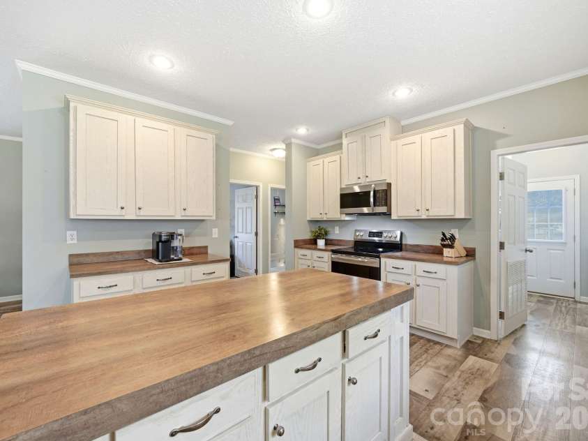 2460 Buffalo Hills Drive, Concord, NC 28025.  MLS# CAR4398419, YatesRealty ID 36637. 