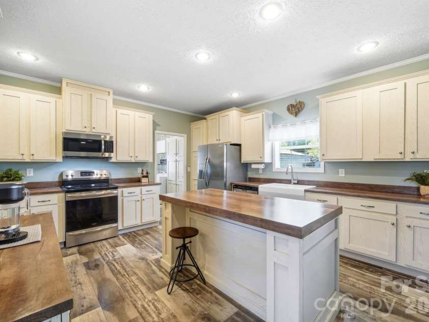 2460 Buffalo Hills Drive, Concord, NC 28025.  MLS# CAR4398419, YatesRealty ID 36637. 