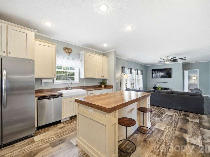 2460 Buffalo Hills Drive, Concord, NC 28025.  MLS# CAR4398419, YatesRealty ID 36637. 