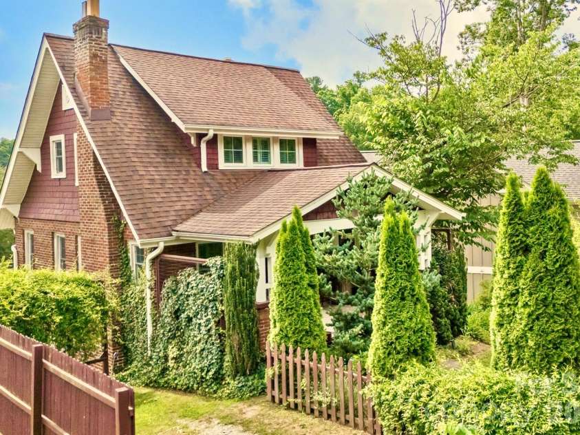 14 Laurel Loop, Asheville, NC 28806.  MLS# CAR4399527, YatesRealty ID 36640. 