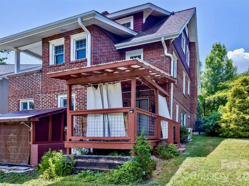 14 Laurel Loop, Asheville, NC 28806.  MLS# CAR4399527, YatesRealty ID 36640. 