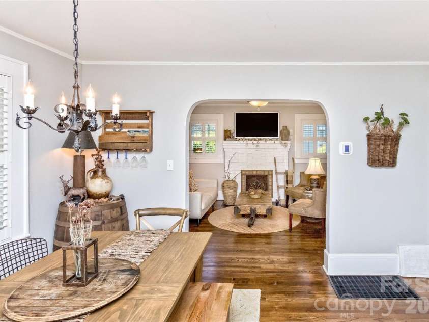 14 Laurel Loop, Asheville, NC 28806.  MLS# CAR4399527, YatesRealty ID 36640. 