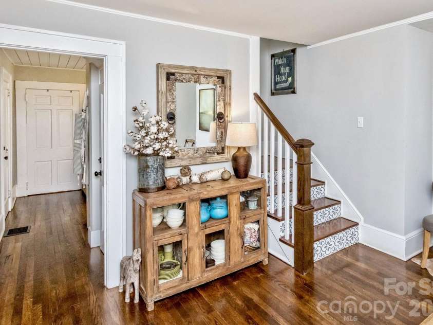 14 Laurel Loop, Asheville, NC 28806.  MLS# CAR4399527, YatesRealty ID 36640. 