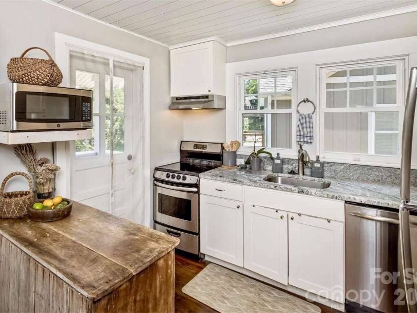 14 Laurel Loop, Asheville, NC 28806.  MLS# CAR4399527, YatesRealty ID 36640. 