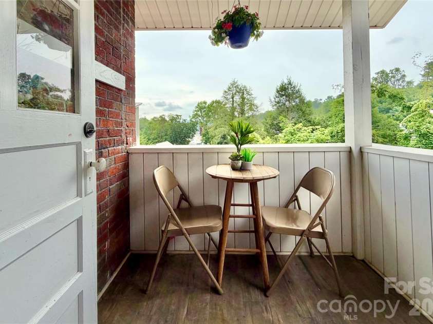 14 Laurel Loop, Asheville, NC 28806.  MLS# CAR4399527, YatesRealty ID 36640. 