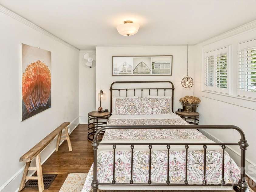 14 Laurel Loop, Asheville, NC 28806.  MLS# CAR4399527, YatesRealty ID 36640. 