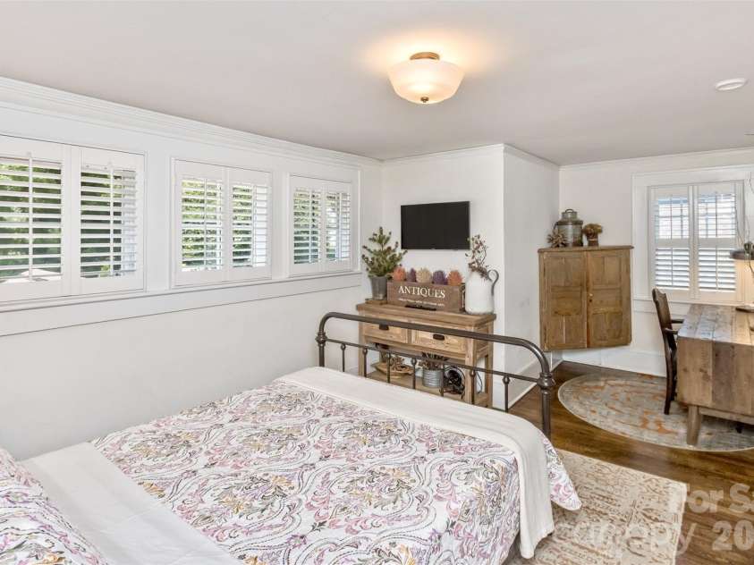 14 Laurel Loop, Asheville, NC 28806.  MLS# CAR4399527, YatesRealty ID 36640. 
