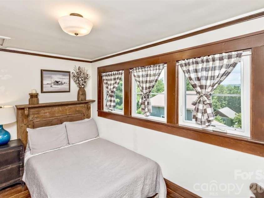 14 Laurel Loop, Asheville, NC 28806.  MLS# CAR4399527, YatesRealty ID 36640. 