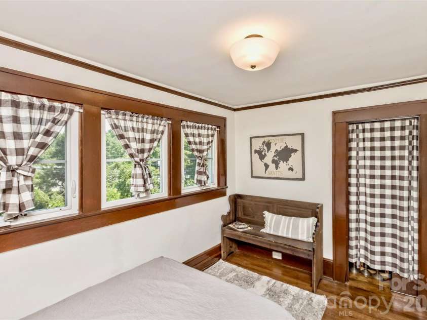 14 Laurel Loop, Asheville, NC 28806.  MLS# CAR4399527, YatesRealty ID 36640. 