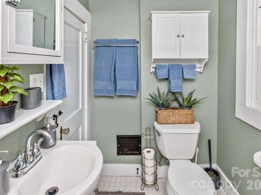 14 Laurel Loop, Asheville, NC 28806.  MLS# CAR4399527, YatesRealty ID 36640. 