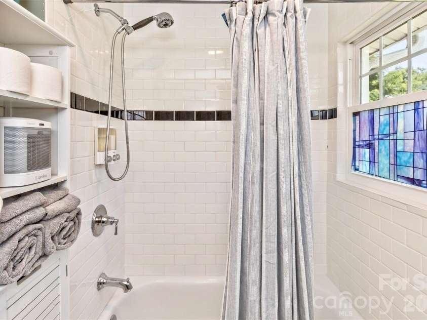 14 Laurel Loop, Asheville, NC 28806.  MLS# CAR4399527, YatesRealty ID 36640. 