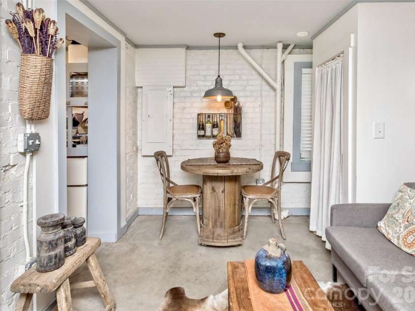 14 Laurel Loop, Asheville, NC 28806.  MLS# CAR4399527, YatesRealty ID 36640. 