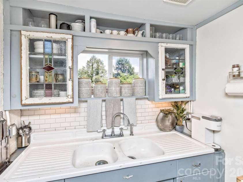 14 Laurel Loop, Asheville, NC 28806.  MLS# CAR4399527, YatesRealty ID 36640. 