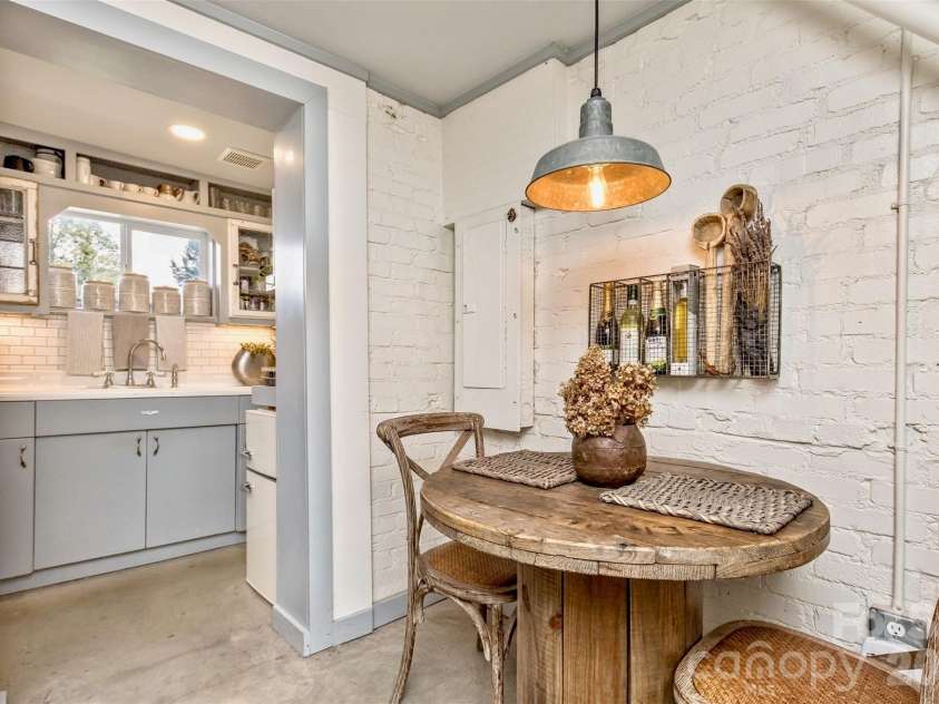 14 Laurel Loop, Asheville, NC 28806.  MLS# CAR4399527, YatesRealty ID 36640. 