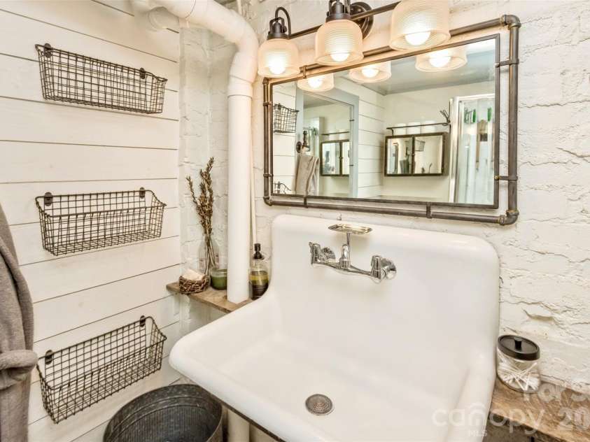 14 Laurel Loop, Asheville, NC 28806.  MLS# CAR4399527, YatesRealty ID 36640. 