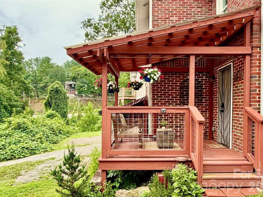 14 Laurel Loop, Asheville, NC 28806.  MLS# CAR4399527, YatesRealty ID 36640. 