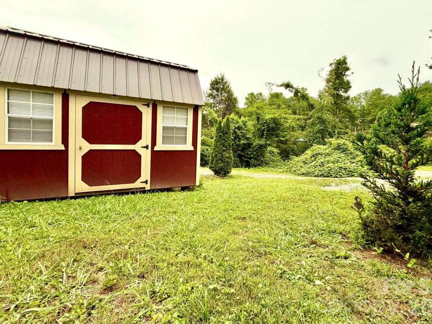 14 Laurel Loop, Asheville, NC 28806.  MLS# CAR4399527, YatesRealty ID 36640. 