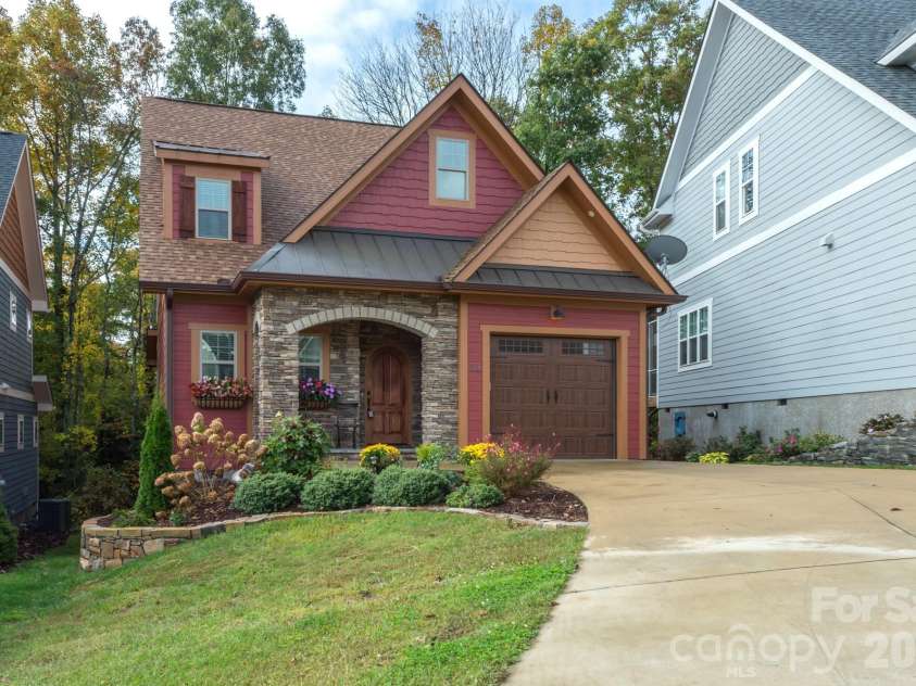 39 Tudor Way, Black Mountain, NC 28711.  MLS# CAR4389836, YatesRealty ID 36643. 