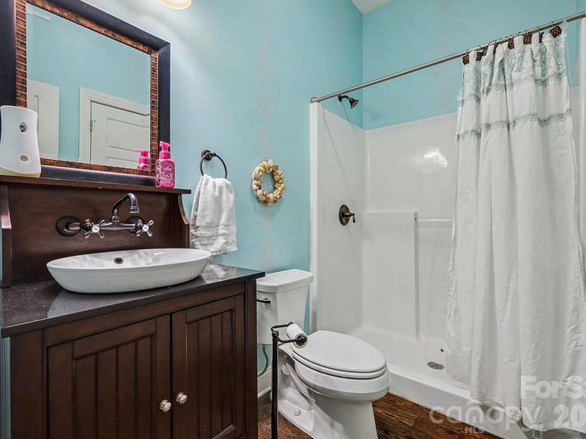 650 Elmhurst Drive, Fort Mill, SC 29715.  MLS# CAR4396878, YatesRealty ID 36653. GUEST FULL BATH