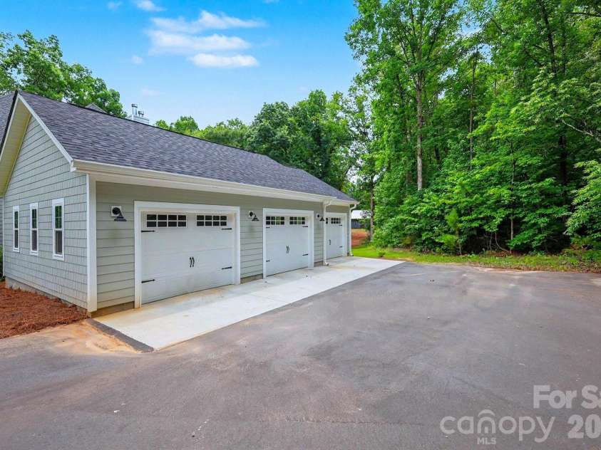 650 Elmhurst Drive, Fort Mill, SC 29715.  MLS# CAR4396878, YatesRealty ID 36653. NEW 3 CAR GARAGE