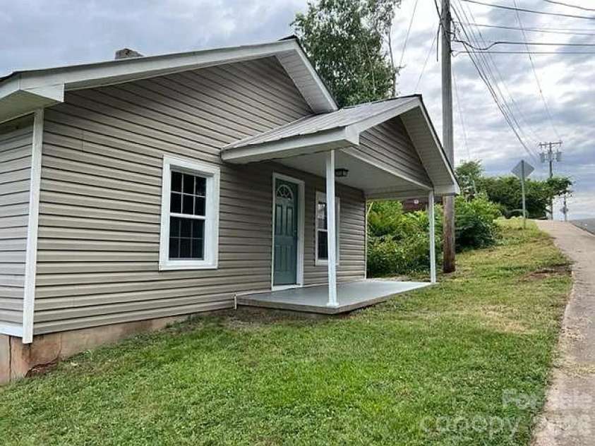 105 Pugh Street, Lexington, NC 27292.  MLS# CAR4403192, YatesRealty ID 36654. 