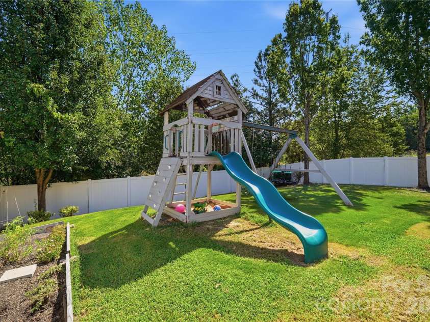 17120 Caldwell Track Drive, Huntersville, NC 28078.  MLS# CAR4421449, YatesRealty ID 36656. 