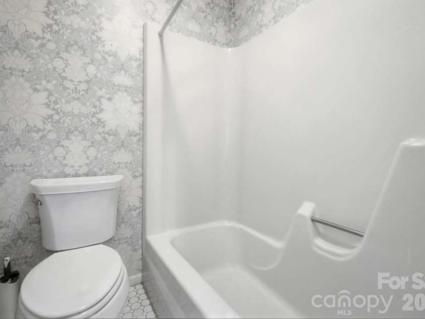 1507 Heatherloch Drive, Gastonia, NC 28054.  MLS# CAR4402680, YatesRealty ID 36658. Main Level Bath