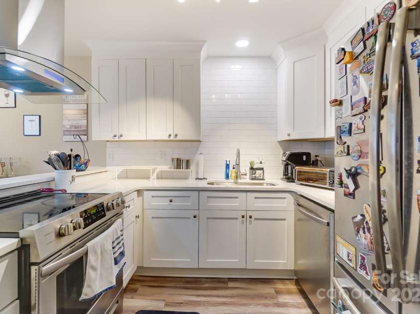 1605 Merry Oaks Road, Charlotte, NC 28205.  MLS# CAR4218519, YatesRealty ID 3666. 