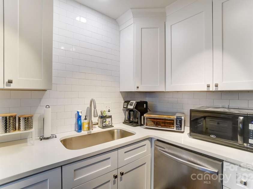 1605 Merry Oaks Road, Charlotte, NC 28205.  MLS# CAR4218519, YatesRealty ID 3666. 