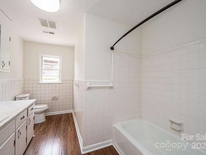 3398 Shamrock Heights, Hudson, NC 28638.  MLS# CAR4332297, YatesRealty ID 3666. FUll hall bath