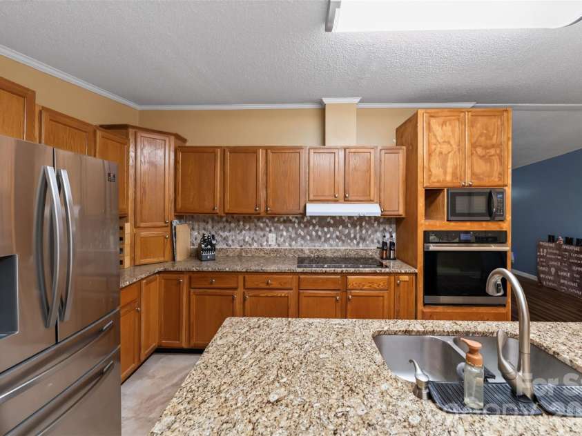 4014 Eutaw Drive, Waxhaw, NC 28173.  MLS# CAR4403095, YatesRealty ID 36667. Appliances/with New stove