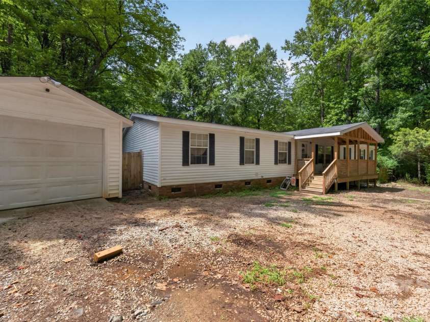 4014 Eutaw Drive, Waxhaw, NC 28173.  MLS# CAR4403095, YatesRealty ID 36667. Front view with Garage