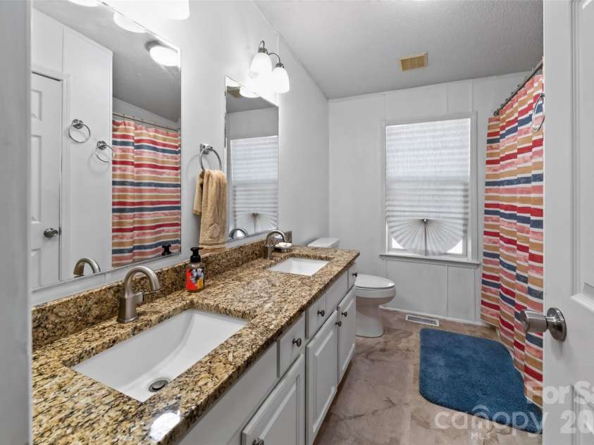 4014 Eutaw Drive, Waxhaw, NC 28173.  MLS# CAR4403095, YatesRealty ID 36667. Full Bathroom #2