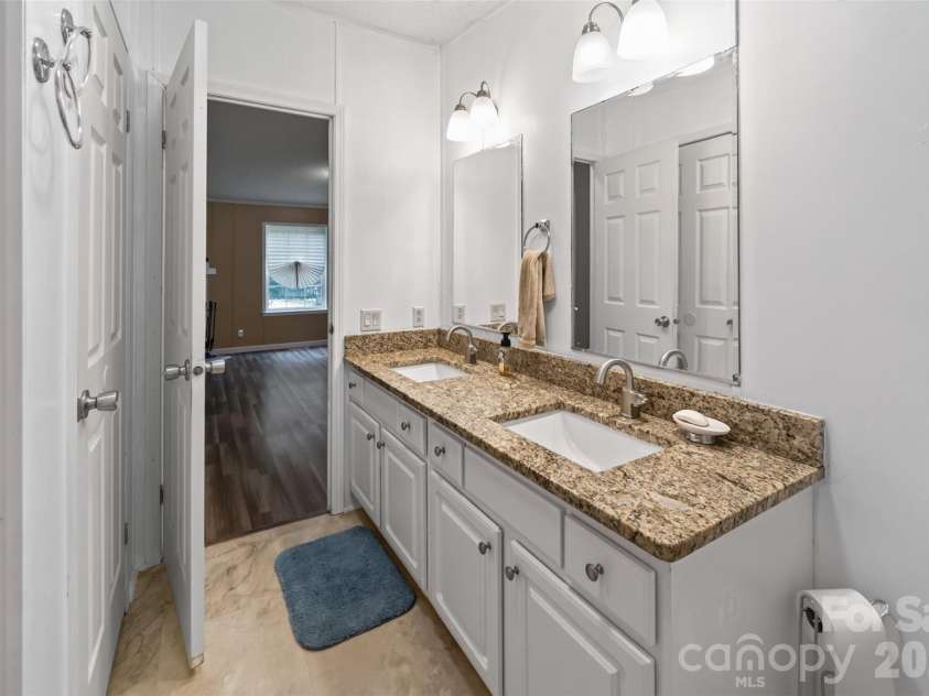 4014 Eutaw Drive, Waxhaw, NC 28173.  MLS# CAR4403095, YatesRealty ID 36667. Full Bathroom Double vanity