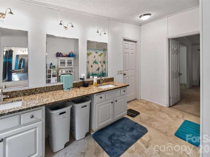 4014 Eutaw Drive, Waxhaw, NC 28173.  MLS# CAR4403095, YatesRealty ID 36667. Master Bath