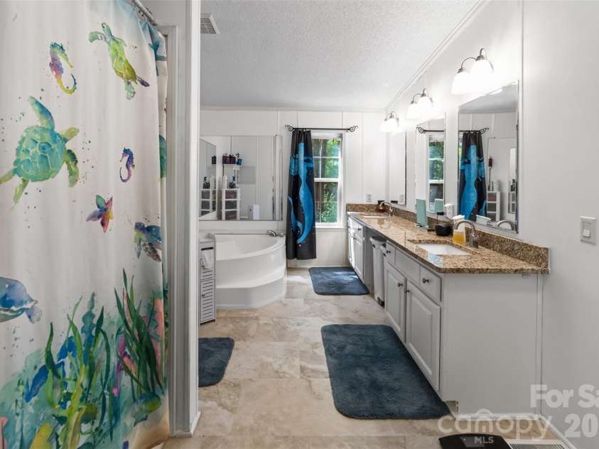 4014 Eutaw Drive, Waxhaw, NC 28173.  MLS# CAR4403095, YatesRealty ID 36667. Master Bath with Garden tub