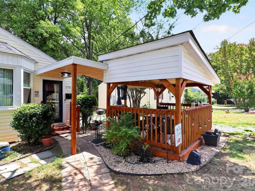 1336 Parkview Circle, Salisbury, NC 28144.  MLS# CAR4403032, YatesRealty ID 36669. 