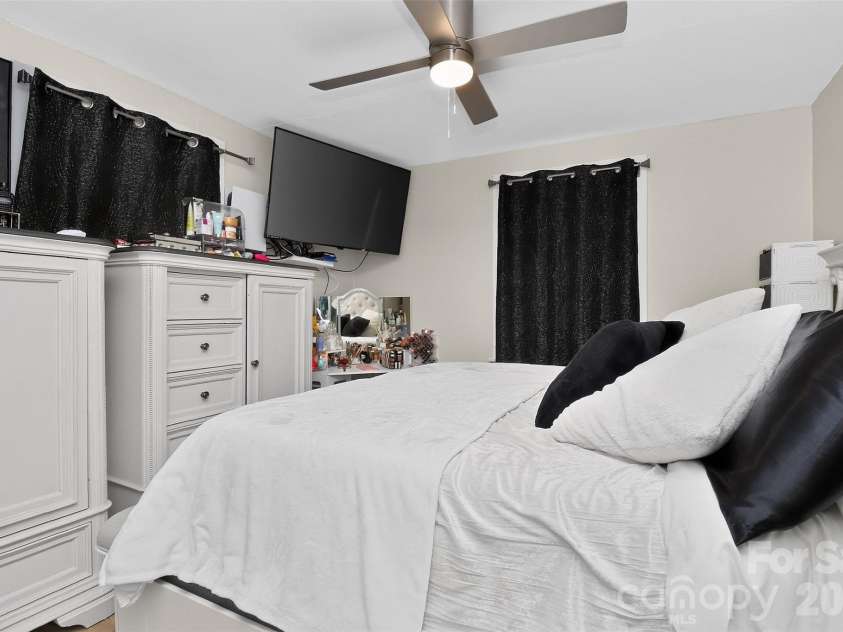1336 Parkview Circle, Salisbury, NC 28144.  MLS# CAR4403032, YatesRealty ID 36669. 