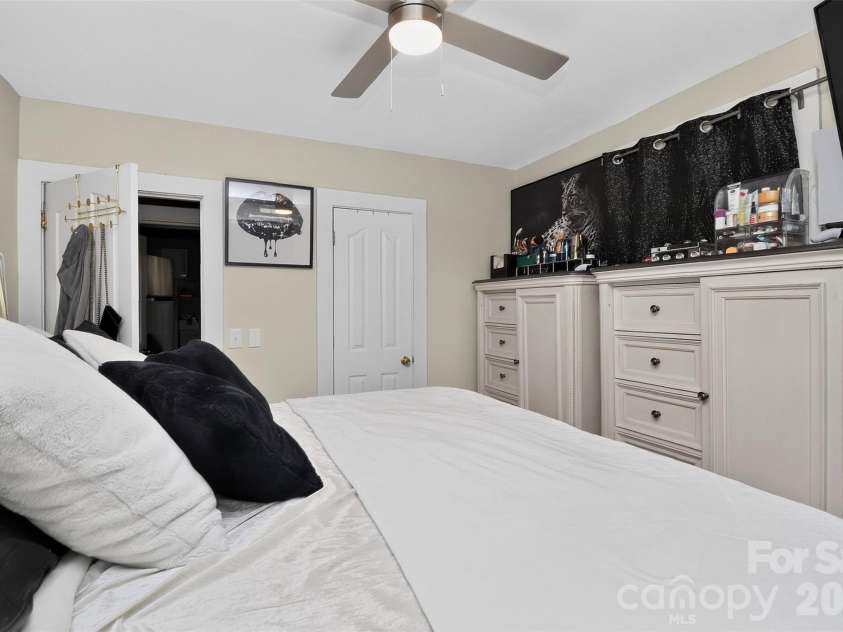 1336 Parkview Circle, Salisbury, NC 28144.  MLS# CAR4403032, YatesRealty ID 36669. 