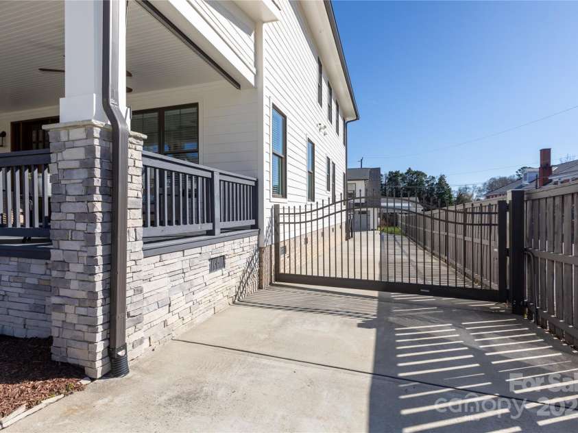2526 Fort Street, Charlotte, NC 28205.  MLS# CAR4223652, YatesRealty ID 3667. 