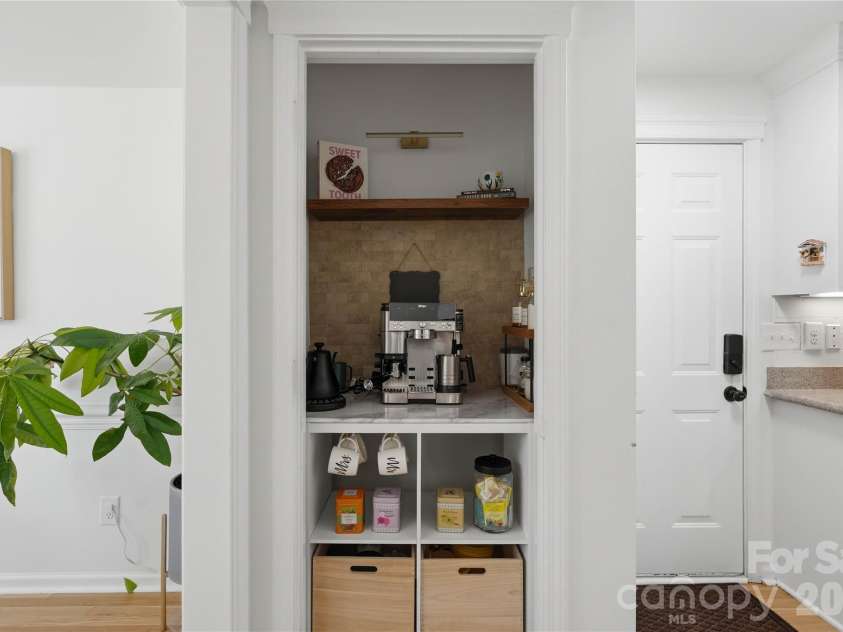 12312 Greenway View Court, Charlotte, NC 28278.  MLS# CAR4403062, YatesRealty ID 36671. Transition from Formal Dining into Kitchen