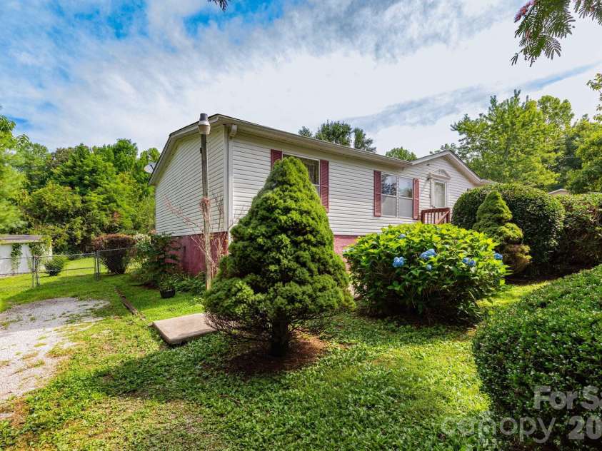 44 Double D Drive, Flat Rock, NC 28731.  MLS# CAR4403427, YatesRealty ID 36676. 