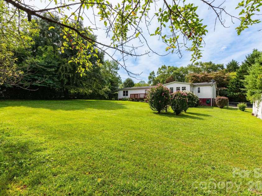 44 Double D Drive, Flat Rock, NC 28731.  MLS# CAR4403427, YatesRealty ID 36676. 