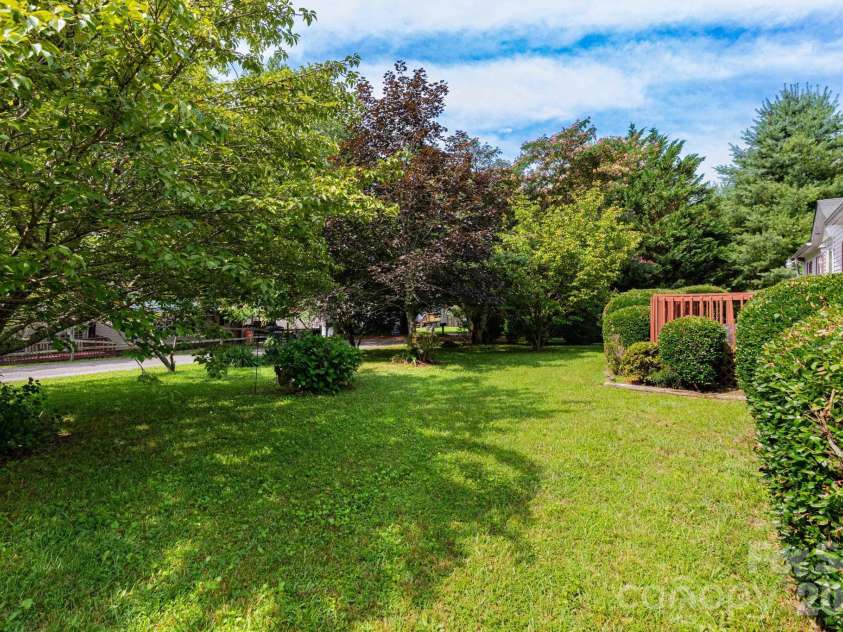 44 Double D Drive, Flat Rock, NC 28731.  MLS# CAR4403427, YatesRealty ID 36676. 