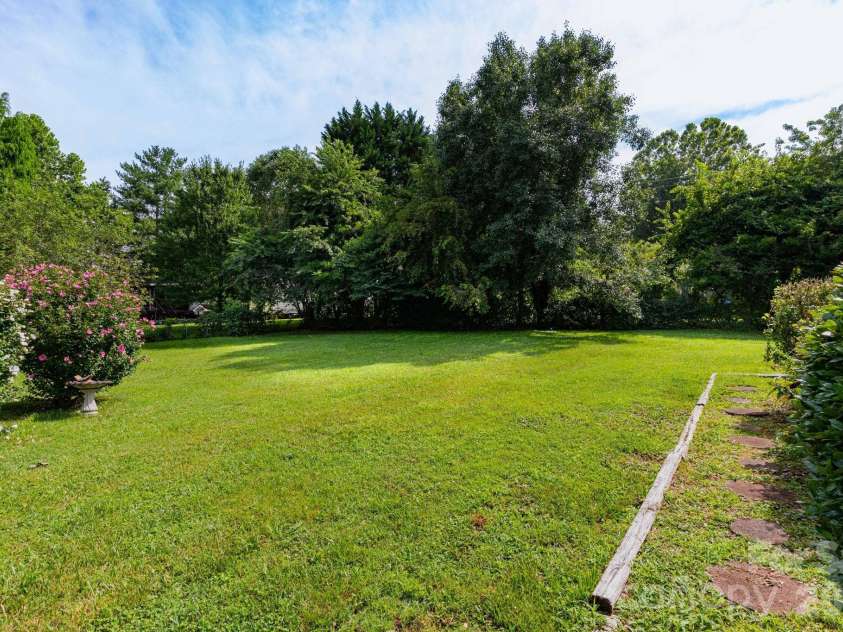 44 Double D Drive, Flat Rock, NC 28731.  MLS# CAR4403427, YatesRealty ID 36676. 