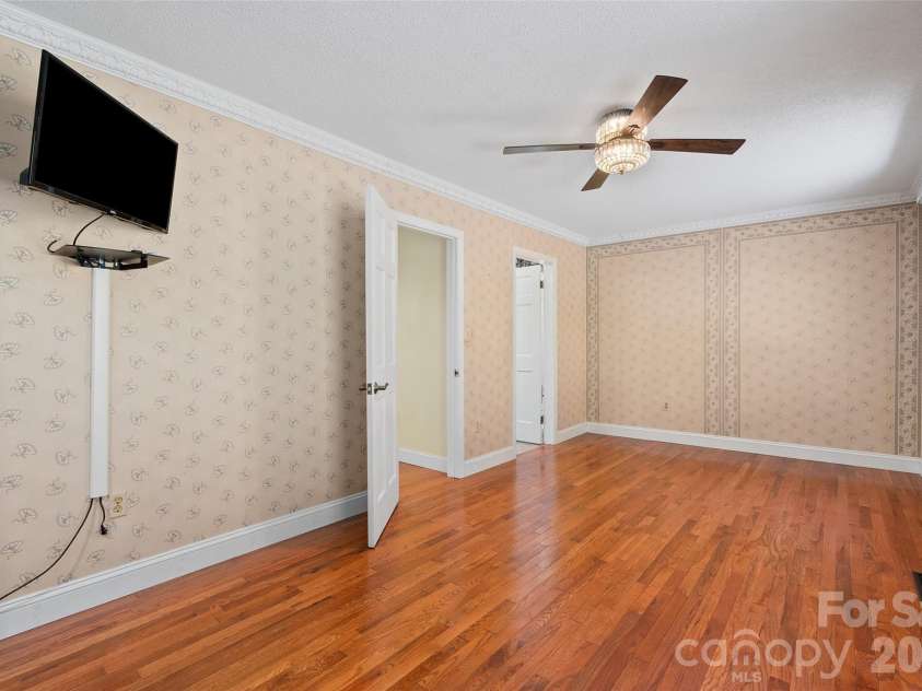 121 Fortner Drive, Waynesville, NC 28786.  MLS# CAR4402565, YatesRealty ID 36680. 